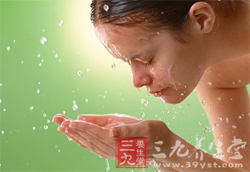 夏季凉水洗脸有危害