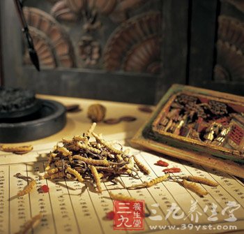 夏季细菌滋生 多吃大蒜和生姜可预防急性胃肠炎