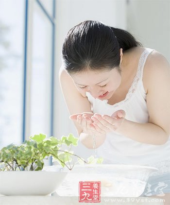 凉水洗脸有害 正确洗脸有考究