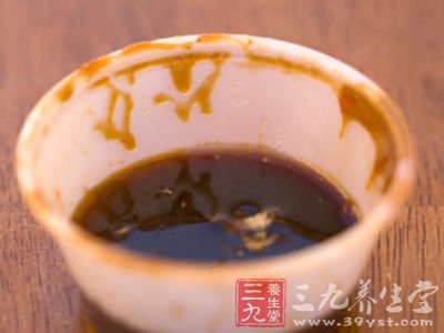 看泡沫闻气味来鉴别酱油好坏