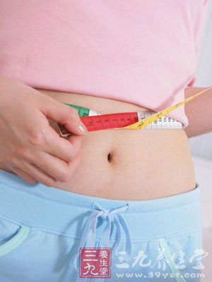 时刻按摩自己的小肚子