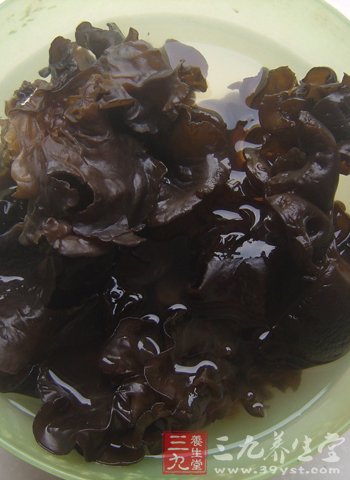 女人多吃莲子黑木耳预防卵巢早衰