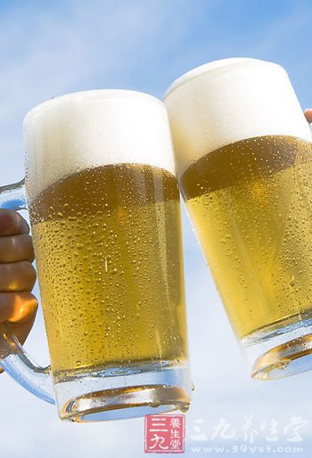 经常痛饮啤酒易引发肾结石
