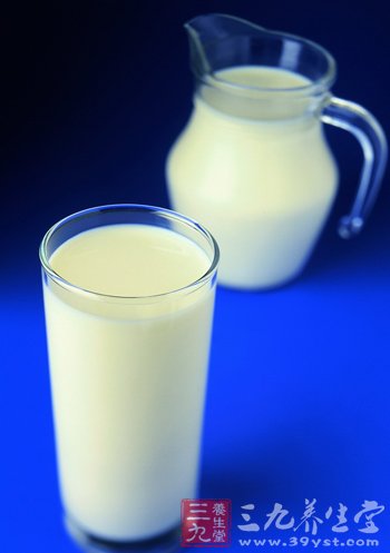 男性长期大量喝奶要当心前列腺癌
