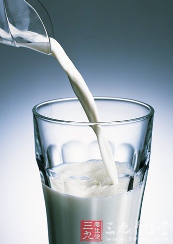 男性长期大量喝奶要当心前列腺癌
