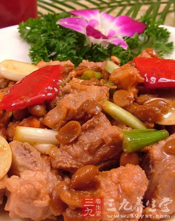 炎炎夏季要吃简单菜 揭秘美味腐乳蒸排骨的做法