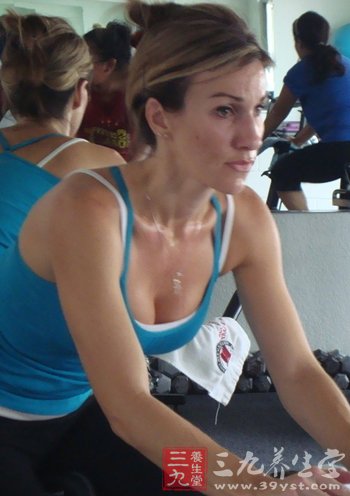 居家地板4个健身运动