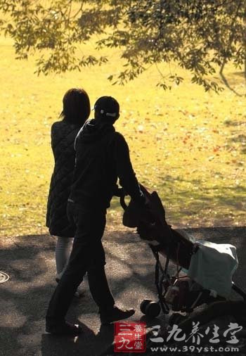 散步健身秘法 倒走散步法舒经活络