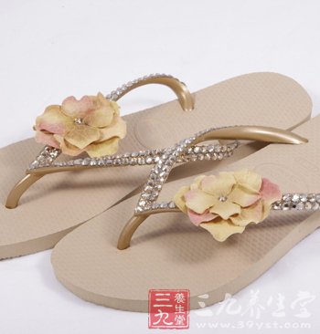常穿人字拖鞋易造成骨关节病