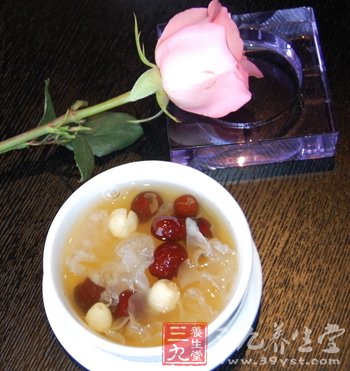 养生汤品 鲜莲子干百合煲田鸡