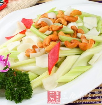 百合杏仁枇杷粥防燥润肺滋阴