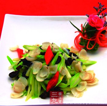 百合杏仁枇杷粥防燥润肺滋阴