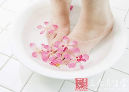 晚9点泡脚最养肾 入秋足底SPA缓解亚健康