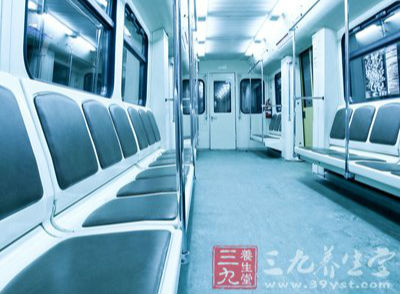上海地铁发生追尾事故 合理自救姿势可降低伤害