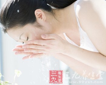 女人这样洗脸才不长皱纹