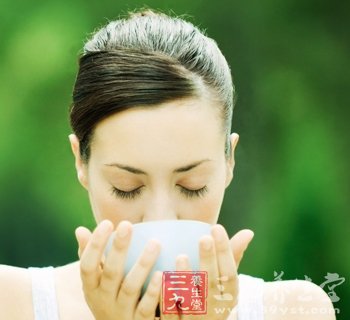 每日喝八杯水并非绝对