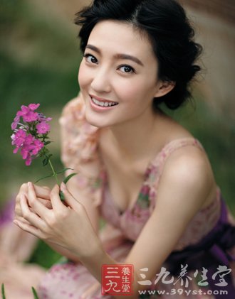 秋冬女人皮肤干燥细纹多 补水保湿要谋略