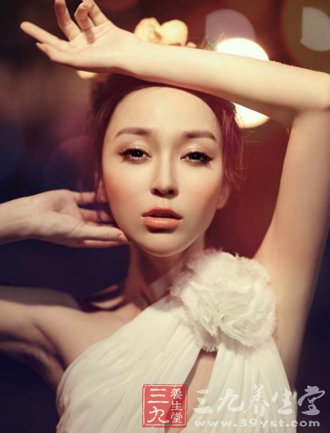 秋冬女人皮肤干燥细纹多 补水保湿要谋略
