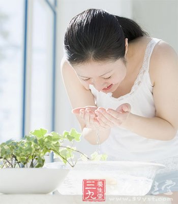 健康分析:秋冬洗脸用热水还是冷水好