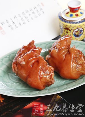 警惕 黑作坊用化工药物给猪蹄美容(3)