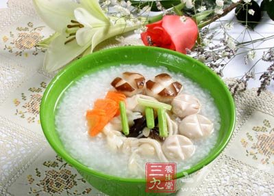 秋季饮食首选 7款养颜鲜花粥