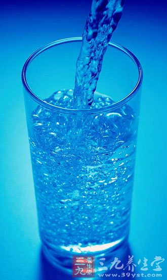 喝水养生健体的八个方法
