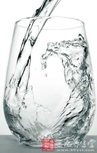 喝水养生健体的八个方法