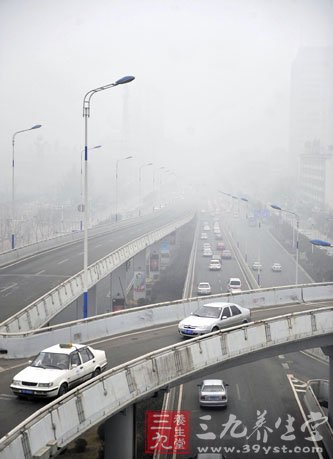 雾天尽量避免剧烈运动 防护不当易诱发脑溢血