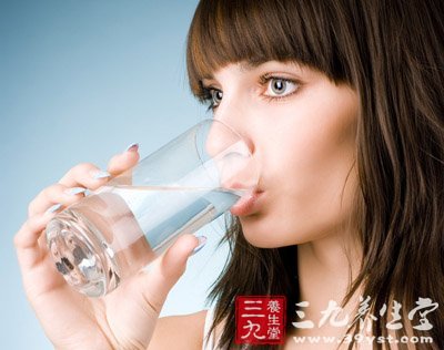 八个喝水新招 快速缓解8种不适症状