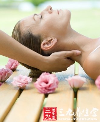 中医按摩6穴位 助OL舒缓肩颈调脾胃