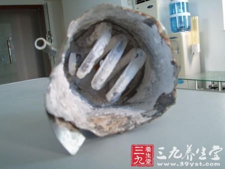 饮水机里面往往有水垢