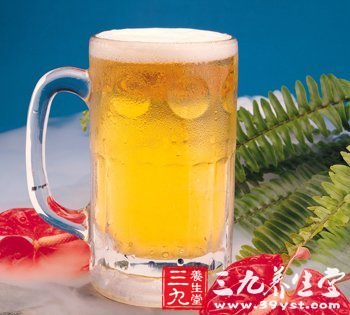 男人喝啤酒小心七大疾病惹上身