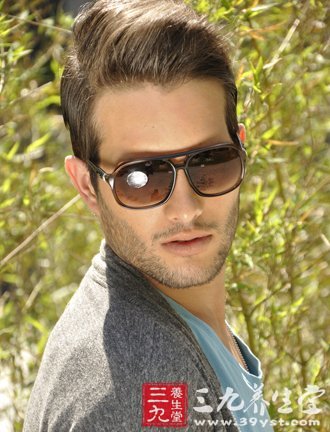 激光治疗近视有风险 部分患者术后视力下降(2