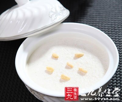 夏季養(yǎng)生食譜 潤(rùn)肺美膚試試百合粥