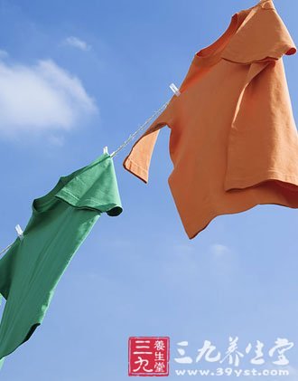 卧室堆积脏衣服 小心细菌找上你