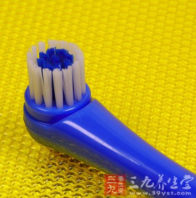电动牙刷有效清洁招来细菌