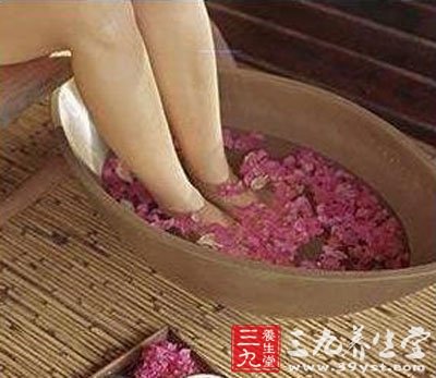 合時(shí)泡腳護(hù)肝有效