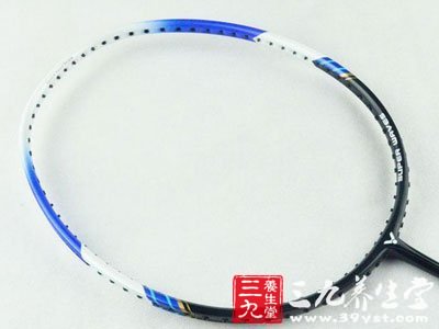 拍线会发生断线的现象应该由内向外剪线以免球拍变形