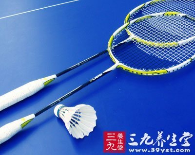 新手选购羽毛球拍时初级系列全碳拍即可