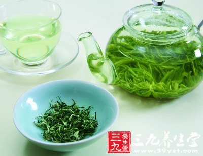 绿茶不但提神清心、护齿明目，所含的抗氧化剂还有助于增强人体的免疫功能，抵抗病毒细菌的侵袭