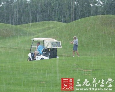 雨中打高尔夫难度翻倍 细数雨天妨碍击球因素