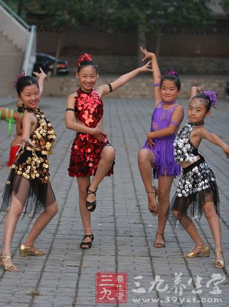 。拉丁舞为民间舞蹈