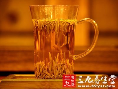 薏仁、杏仁粉搭配茉莉花茶涂敷脸上