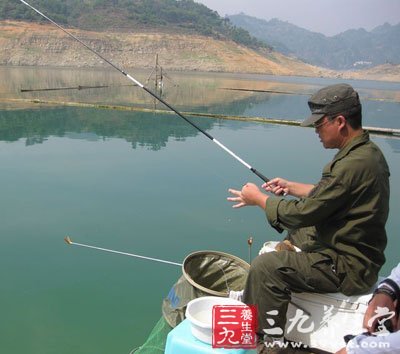 根據(jù)海竿梢的動(dòng)態(tài) 判斷魚兒是否上鉤