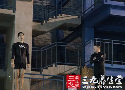 星跳水立方金小鱼 跳水姿势不对伤害眼睛(2)