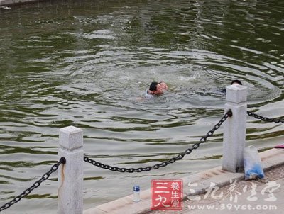 溺水者停止呼吸时要及时进行人工呼吸