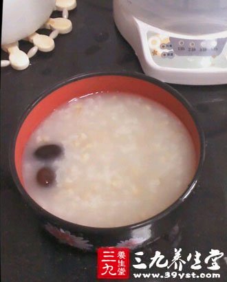 燕麥大棗粥 將米先用冷水浸泡半小時(shí)