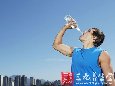 多喝水有什么好处 喝水忌9误区-三九养生堂