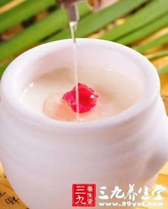 富含乳酸菌的酸奶和纳豆等发酵食品改善便秘