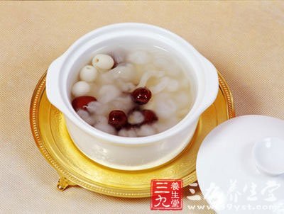 银耳中的多糖类物质，能增强人体的免疫力